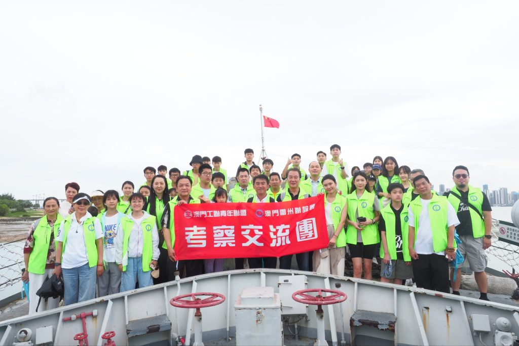 交流團在湛江艦的國旗下合影