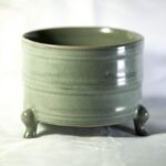 宋瓷之美——汝窯淡天青釉弦紋三足樽式爐