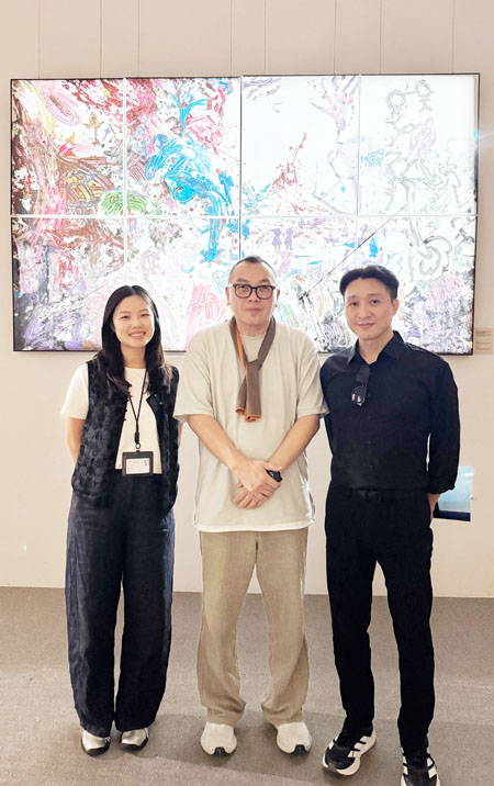 李帆(中)及梁婷茵(左)和關健生(右)在作品前合照
